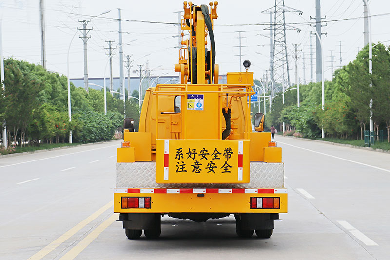 江鈴13.5米單排藍(lán)牌高空作業(yè)車