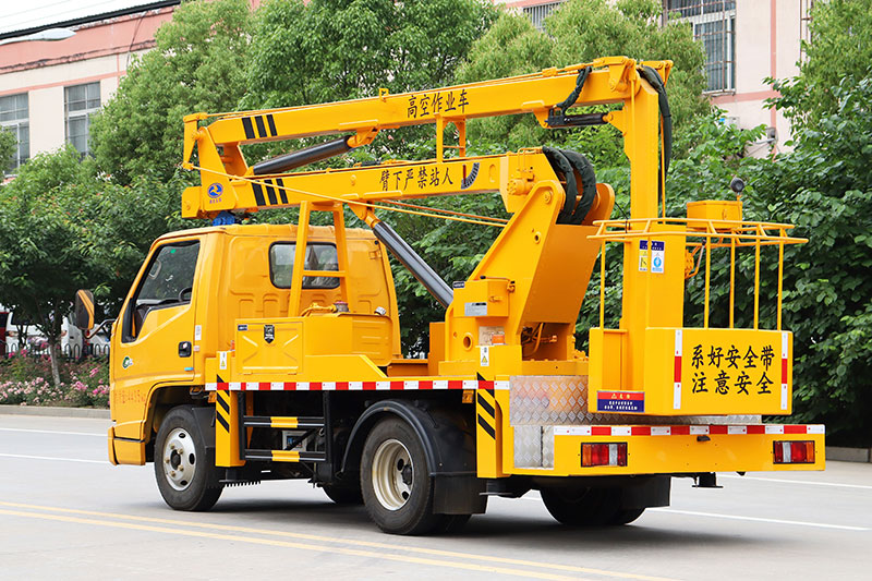 江鈴13.5米單排藍(lán)牌高空作業(yè)車