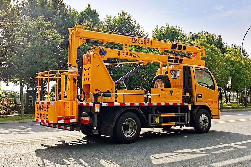 東風13.5米藍牌高空作業(yè)車
