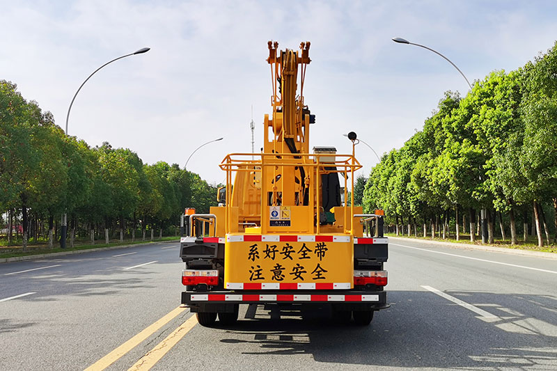 東風13.5米藍牌高空作業(yè)車