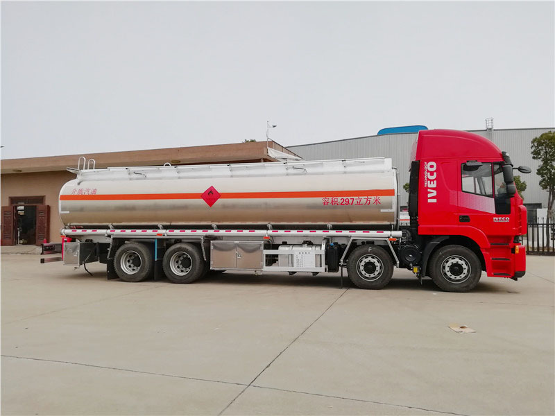 上汽紅巖29.7方前四后八鋁合金運(yùn)油車，20噸運(yùn)油車