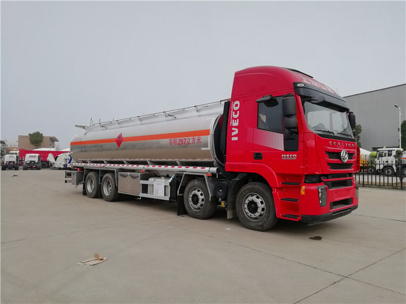 上汽紅巖29.7方前四后八鋁合金運(yùn)油車，20噸運(yùn)油車