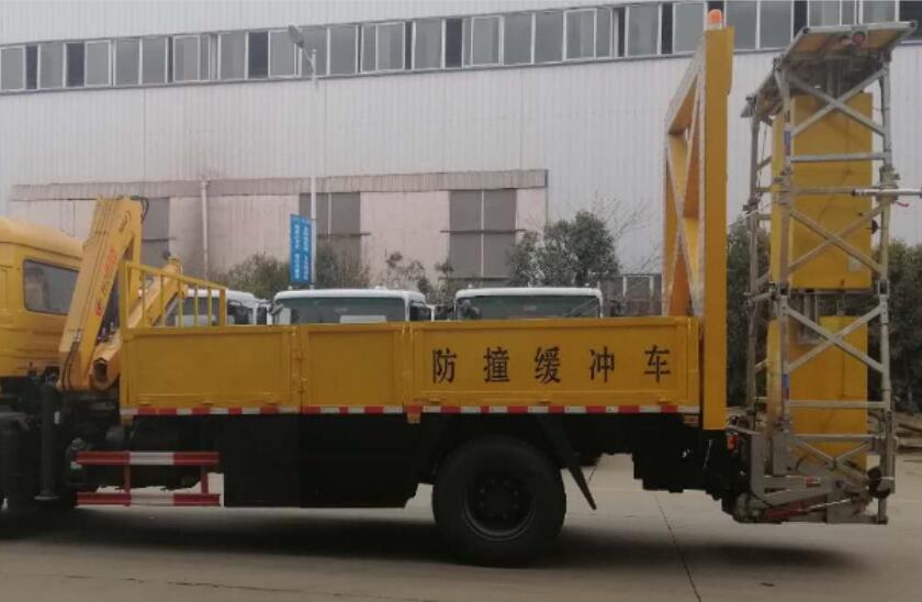 程力威牌CLW5121TFZ6型防撞緩沖車(chē)